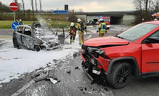 Der schwarze Kleinwagen der Warburgerin ging nach der Kollision in Flammen auf. - Dieter Scholz