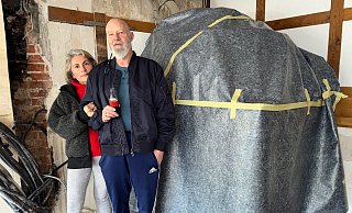 Patricia Bötte-Pastor und Thorsten Bötte stehen in ihrem komplett leer geräumten Restaurant in Verl im Kreis Gütersloh. Nur der Pizzaofen aus Stein ist - gut verpackt - noch da. In der Wand klafft ein riesiges Loch. - Markus Voss