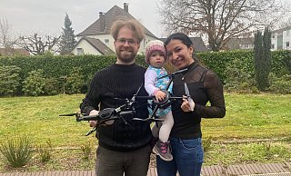 Sebastian und Juliana Frensemeier - hier mit Töchterchen Amira (16 Monate) - haben im Kreis Gütersloh die Firma "JS Drone-Power" gegründet. - Markus Voss