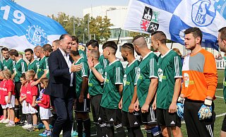Clemens Tönnies begrüßte jeden Akteur der Werksmannschaft persönlich. - Robert Becker