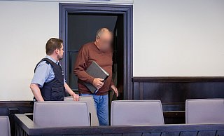 Der Angeklagte betritt zum Prozessauftakt den Saal Paderborner Landgerichts. - Niklas Tüns