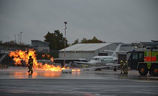 Teil des Übungsszenarios war der Absturz eines Kunstflugzeuges auf dem Vorfeld des Paderborner Flughafens. - Flughafen Paderborn/Lippstadt