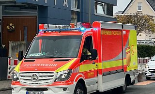 Auf mehreren Straßen des Paderborner Stadtteils Schloß Neuhaus musste die Feuerwehr eine lange Ölspur abstreuen. - Feuerwehr Paderborn