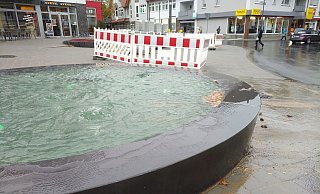 Randvoll: Der Brunnen am Alter Markt in Delbrück fließt über. - Regina Brucksch