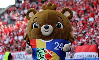 Die UEFA hat vor der EM nicht nur Maskottchen Albärt, sondern auch eine Strategie zur Nachhaltigkeit vorgestellt - die Deutsche Umwelthilfe sieht Nachholbedarf. - Andreas Gora/dpa