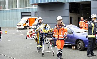 Gelungene Rettung: Eine der Verletzten wird zum Krankenwagen gebracht. - Sandra C. Siegemund