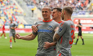 Sven Michel (l.) hat getroffen und ballt die Faust. Marco Schuster und Felix Platte (r.) teilen die Freude. - picture alliance / Eibner-Pressefoto