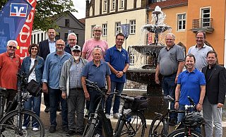 Monika und Günter Lammermann (v.l., Heimatverein Gehlenbeck), Sven Stallmann (Volksbank Plus), Michael Tiemeier (Ortsvorsteher Alswede), Klaus Bernotat (Dorfgemeinschaft Obermehnen), Manfred Hildebrandt (Dorfgemeinschaft Nettelstedt), Stefan Detert (Gemeinschaft Eilhausen), Werner Klusmeier (Heimatverein Blasheim), Klaus Torno (Dorfgemeinschaft Alswede), Hans-Martin Berger (Dorfgemeinschaft Blasheim), Andreas Holdmann (Dorfgemeinschaft Gehlenbeck), Torsten Stank (Ortsvorsteher Stockhausen) und Peter Schmüser (Lübbecke Marketing). Nicht auf dem Foto: Erika Müller (Kernstadt Lübbecke). - Lübbecke Marketing / Michaela Janzen