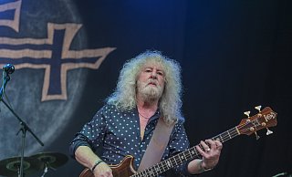 Eine Legende mit Bassgitarre: Les Holroyd spielte anno 1980 mit "Barclay James Harvest" vor dem Berliner Reichstag vor mindestens 175.000 Menschen. In Bad Oeynhausen sind es bei seinem Gastspiel deutlich weniger. - Thorsten Ulonska