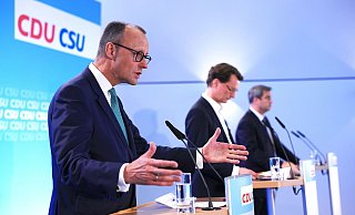 Kanzlerkandidatur? - Noch weit weg. Dennoch: Zwischen Friedrich Merz (v.l.), Hendrik Wüst und Markus Söder könnte es sich entscheiden.in der Flora auf einer Pressekonferenz. Zwei Wochen vor der Landtagswahl in Nordrhein-Westfalen treffen sich die Spitzen von CDU und CSU in Köln. - Oliver Berg/dpa