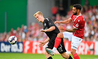 Paderborns Mattes Hansen (l) setzte sich mit seinem Team mit 7:0 gegen Energie Cottbus durch. - Matthias Rietschel/dpa