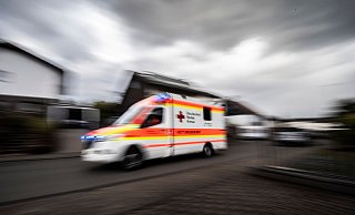 Bei einem Schlaganfall zählt jede Sekunde. Beim Rufen des Rettungswagens sollte man seinen Verdacht bereits äußern. - Boris Roessler/dpa/dpa-tmn
