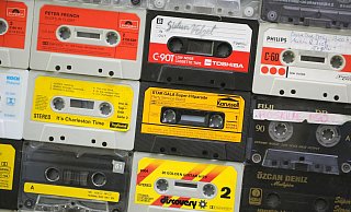 Bevor das Magnetband zerbröselt, sollte man aus den Kassetteninhalten der Lieblings-Tapes Audiodateien machen. - Christian Charisius/dpa/dpa-tmn