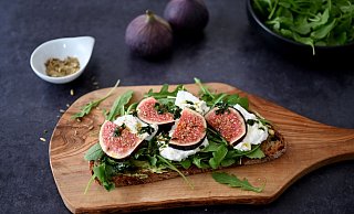 Das Butterbrot wird zunächst in der Pfanne knusprig angebraten. Belegt mit Rucola, Burrata und Feigen wird es zum Bauernbrot. - Julia Uehren/loeffelgenuss.de/dpa-tmn