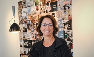 Innenarchitektin Petra Blome in ihrem Büro in der Bielefelder Altstadt. An der magnetischen Wand präsentiert sie immer wieder neue Projekte. - Andreas Zobe