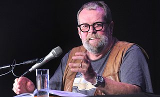 Jochen Malmsheimer begeistert das Publikum immer wieder mit seiner Sprachakrobatik. - Andreas Frücht