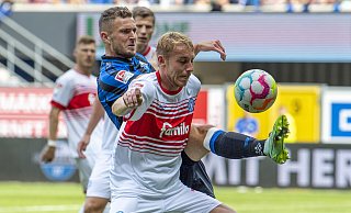 Der eingewechselte SCP-Stürmer Dennis Srbeny (l.), hier im Duell gegen den Kieler Timo Becker, traf am Samstag zum 7:2-Endstand. - picture alliance