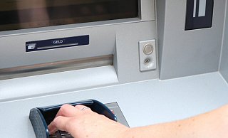 An den Geldautomaten der beiden fusionierenden Volksbanken kann es durch die Umstellung Probleme geben. - Holger Kosbab