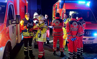 Einsatzbesprechung im Bereitstellungsraum der Rettungskräfte mit den beiden Notärzten Ingo Christiansen und Julia Lehmler. - Ralph Meyer