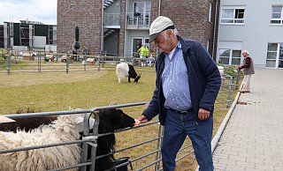 Die kleine Grasfläche vor der Seniorenresidenz Hiddenhausen verwandelt sich dank der Filmtierschule Sicke in einen Streichelzoo und bietet den Bewohnern eine schöne Abwechslung. - Alexandra Golfinger