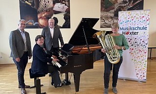 Dezernent Stefan Fellmann (v. l.), Musikschulleiterin Klaudia Knapp, Bürgermeister Daniel Hartmann und Abteilungsleiterin Claudia Pelz-Weskamp. - Stadt