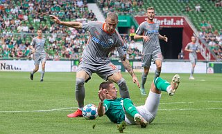 Felix Platte, der hier bei seinem Treffer zum 2:0 den Bremer Marco Friedl vernatzt, ist angeschlagen und muss vermutlich aufs Heimspiel gegen St. Pauli verzichten. - picture alliance / NurPhoto