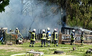 Das Feuer breitete sich sehr schnell auf dem Gartengelände im Höxteraner Brückfeld aus. - Michaela Bast
