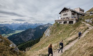 Damit die Wanderung in guter Erinnerung bleibt, sollten Eltern ihre Kinder mit der Routenlänge nicht überfordern. - Nicolas Armer/dpa/dpa-tmn