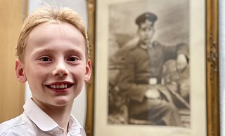 Leander Koch mit dem Portrait seines Urgroßonkels. - Stefan Becker