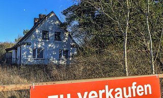 Zusammen mit anderen eine Immobilie geerbt? Dann sollten Sie sich besser gemeinsam einigen, was damit geschehen soll. Eine Teilungsversteigerung ist bei Uneinigkeit die schlechteste Lösung - denn sie verspricht nicht den besten Erlös. - Patrick Pleul/dpa/dpa-tmn