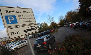 Samstags frei parken auf dem Parkplatz am Berliner Platz? Darüber muss der Hauptausschuss nun entscheiden. - David Schellenberg