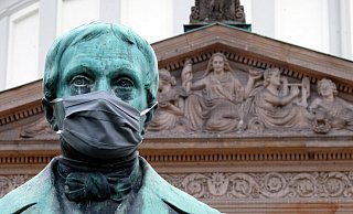 Karl von Oeynhausen trägt Maske, im Hintergrund ist die Göttin Hygieia zu sehen - die Göttin der Gesundheit. Die ist im Moment notwendiger denn je. - Thorsten Gödecker