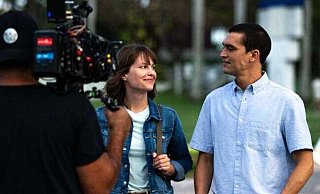 Die Bielefelderin Jana Nawartschi mit ihrem Filmkollegen Christian McGaffney beim Dreh von „Simón”. - Diego Vicentini