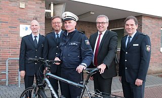 Mathias Schmidt (v. l., Leiter Direktion Gefahrenabwehr), Frank Meyer (Leiter Polizeiwache Lübbecke), Carsten Tappe (Bezirksbeamter Lübbecke-West), Ralf Niermann (Landrat) und Detlef Stüven (Polizeidirektor) Ende 2018 im Hof der Polizeiwache Lübbecke - Frank Hartmann