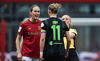 Münchens Sydney Lohmann (l) wechselt ein paar Worte mit VfL-Stürmerin Alexandra Popp. - Daniel Löb/dpa