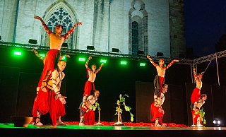 Die Deutsche Tanzkompanie zeigt eine begeisternde Inszenierung der „Carmina Burana“ vor der imposanten Kulisse der Münsterkirche. - Ralf Bittner