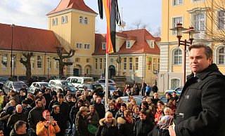 Viele Herforderinnen und Herforder folgten dem spontanen Aufruf zu einer Mahnwache am Rathaus. - Natalie Gottwald