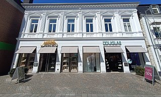 Nachdem die Fassade des historischen Hauses neu gestrichen wurde, strahlt es wieder in Weiß. - Sven Hauhart