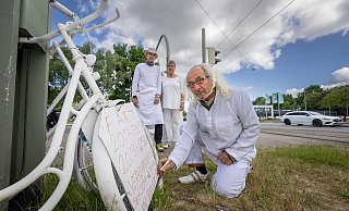 24. September 2020: Hier starb ein Mensch, ein Radfahrer – mahnen Roderich Keil, Regine Meinerts und Resul Benli (vorne). Benli holte 2019 die Idee der „Ghost Bikes“ als Mahnmale für getötete Radfahrer nach Bielefeld. - Oliver Krato