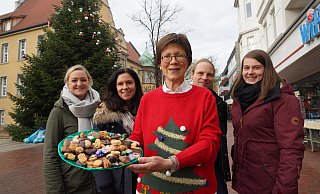 Organisatoren: Davina Budde von Gütersloh Marketing (v. l.), Petra Heitmann von den Stadtwerken Gütersloh, Gabriele Conert von der Werbegemeinschaft Gütersloh, Franz Jungbluth vom Stadtmuseum Gütersloh und Lena Descher von Gütersloh Marketing freuen sich auf den Weihnachtsmarkt auf dem Berliner Platz. - Christian Geisler