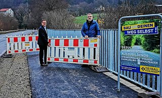 Gemeinsam mit Infrastrukturmanager Jan-Martin Müller (r.) hat Bürgermeister Lars Bökenkröger den Bürgerradweg freigegeben. - Stadt Bad Oeynhausen