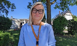 Marion Pahmeyer, Betreiberin der Kartoffelmanufaktur gibt nach dem Brand auf dem Gelände offen Auskunft: „Am schlimmsten war, dass wir daneben stehen und zusehen mussten, wie die Halle abbrennt." - Anja Hanneforth