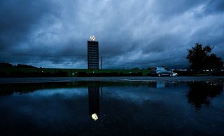 VW in Wolfsburg rutscht in die roten Zahlen - wegen der Probleme bei Porsche. (Archivbild) - Julian Stratenschulte/dpa