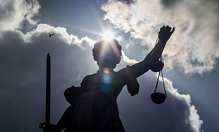 Wegen mehrfacher Brandstiftung in der LWL-Klinik hat das Landgericht Paderborn eine 26-Jährige verurteilt. - picture alliance / dpa