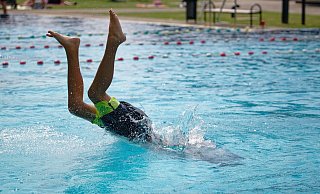 Doppelt hält besser: Unter der Badehose tragen immer mehr junge Männer eine Unterhose, wenn sie im Freibad ins Wasser springen. - Henning Kaiser/dpa