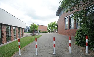 Als die Angeklagte auf den Schulhof fuhr, waren die Poller noch nicht da. Die Rückfahrt wurde dann durch die zwischenzeitlich aufgestellten Poller versperrt. - Joern Spreen-Ledebur