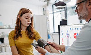 Im Jahr 2024 gingen insgesamt 20,2 Prozent der AOK-versicherten Jugendlichen im Alter zwischen zwölf und 17 Jahren zu den medizinischen Checks. Im Vorjahr waren es 14,2 Prozent. - AOK/Colourbox/hfr