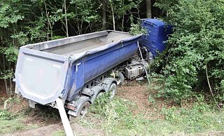 Der Lkw kam in einem Waldstück zum Stehen. - Polizei Höxter