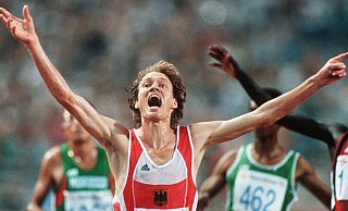 Ein Bild für die Ewigkeit: Dieter Baumann jubelt im Ziel des 5000-Meter-Finales über den Sieg bei den Olympischen Spielen in Barcelona am 8. August 1992. - picture-alliance / dpa/dpaweb