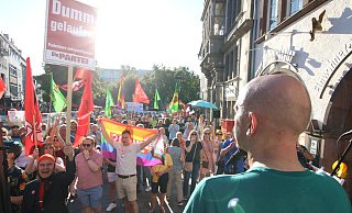 Die Teilnehmer der Gegenkundgebung des Bündnisses für Demokratie und Toleranz am Marienplatz begrüßen Mitveranstalter Stefan Wisbereit (rechts). Auf 150 Personen schätzt die Polizei die Zahl der Demonstranten hier. - Rajkumar Mukherjee